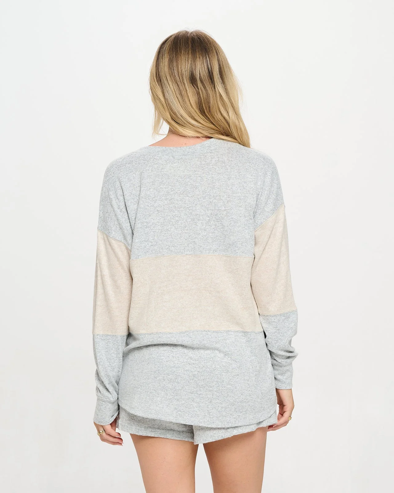 Color Blocked Luxe Brushed Swing V-Neck Top - Image 4